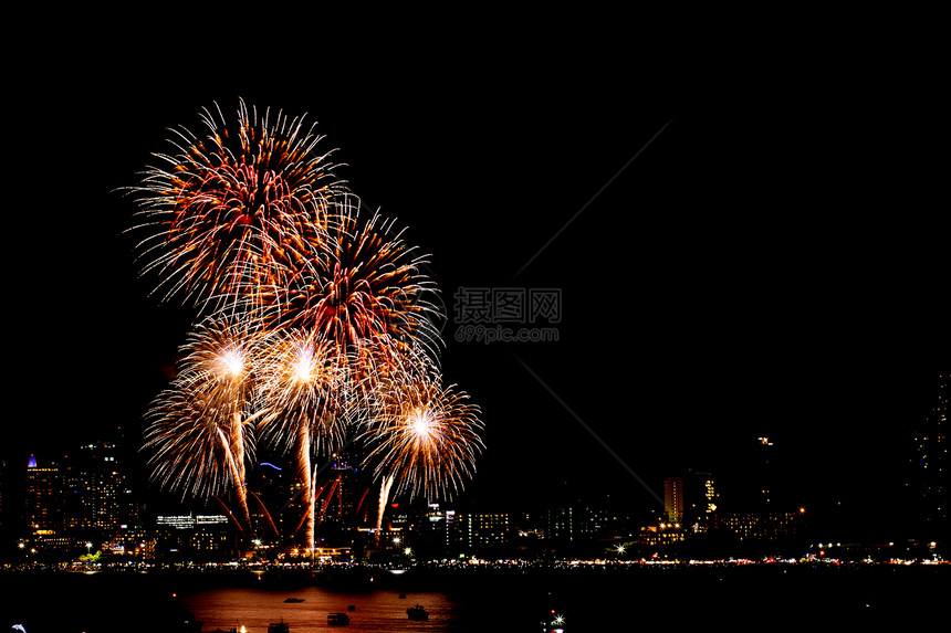 许多有夜市风景背的烟花庆祝新年图片