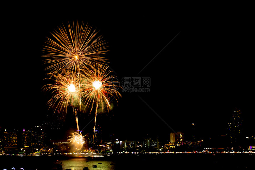 许多有夜市风景背的烟花庆祝新年图片