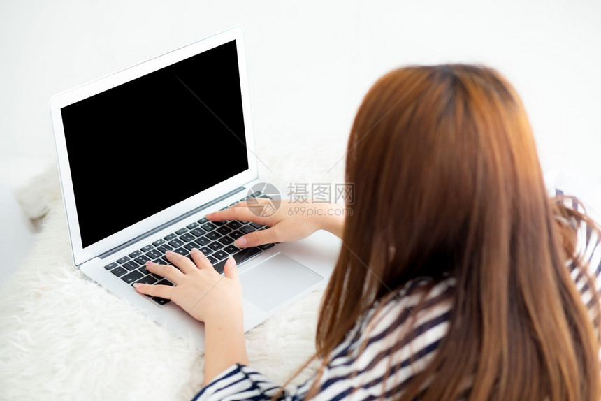 在卧室用笔记本电脑躺在床上休息和放松的美丽亚洲年轻妇女自由职业有女孩在工作笔记本通信概念最高视线图片