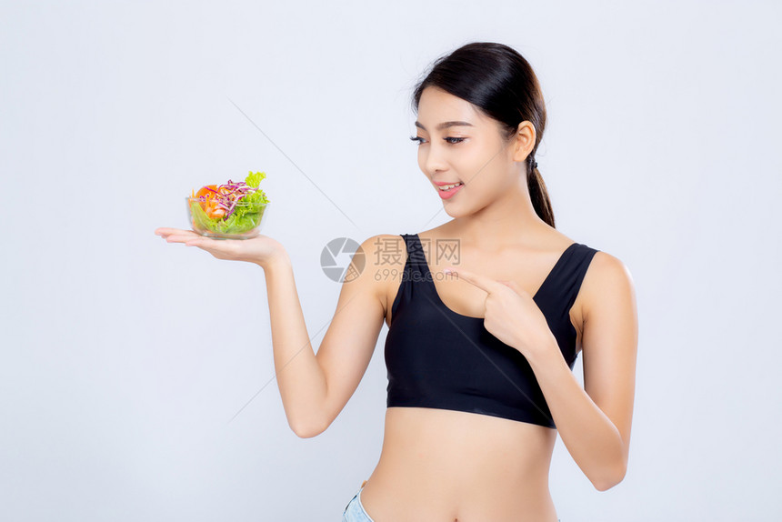美丽的肖像年轻亚洲女人微笑着拿沙拉蔬菜食物孤立在白色背景上女孩吃素食健康保或概念图片
