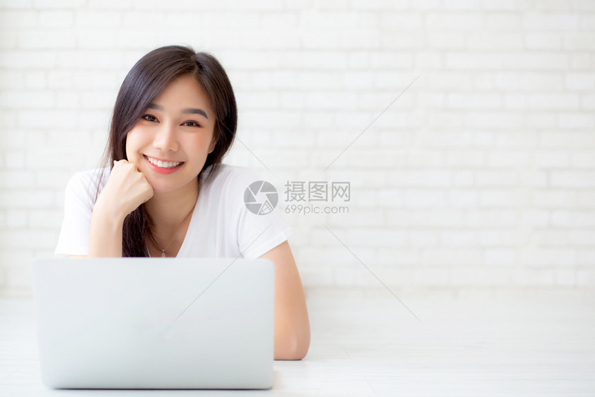 女自由职业者使用笔记本电脑与互联网连线以从事远程工作商业和生活方式概念图片