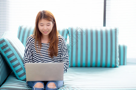 女孩使用笔记本电脑与互联网商业和成功概念连通图片