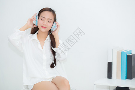 女孩用耳机闲暇和技术概念放松音响的生活方式图片