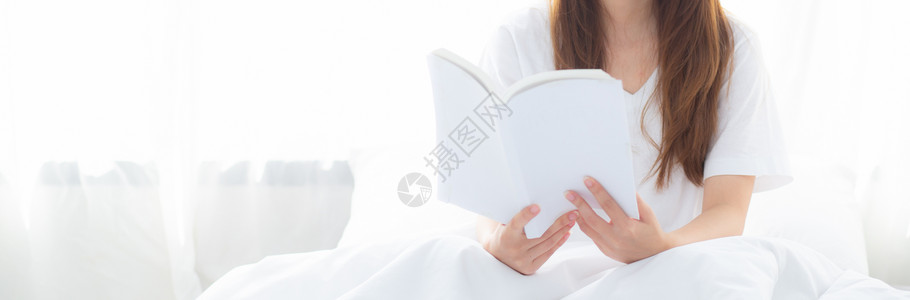 书banner美貌的亚洲女在Banner网站上放松在家中卧室女孩学习文教育和生活方式概念上背景