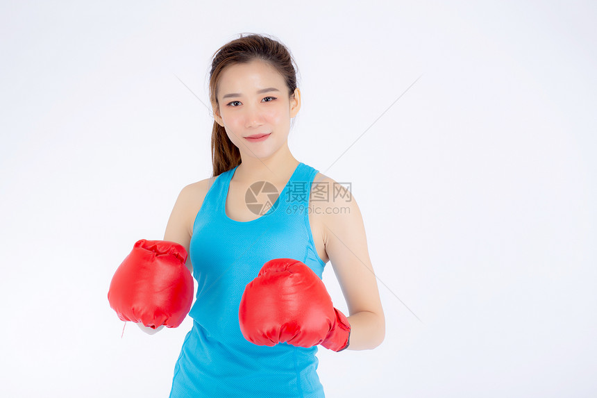 年轻像样的女身着红色拳击手套与白人背景隔绝体力与女孩运动是训练图片