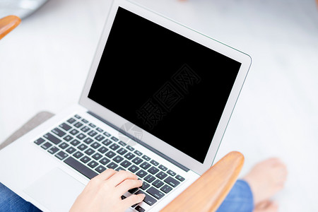 商业妇女自由职者工作和在线社交网络的后视线在显示式膝上型计算机椅子有空白的复制间女孩搜索互联网通信和商业概念背景图片