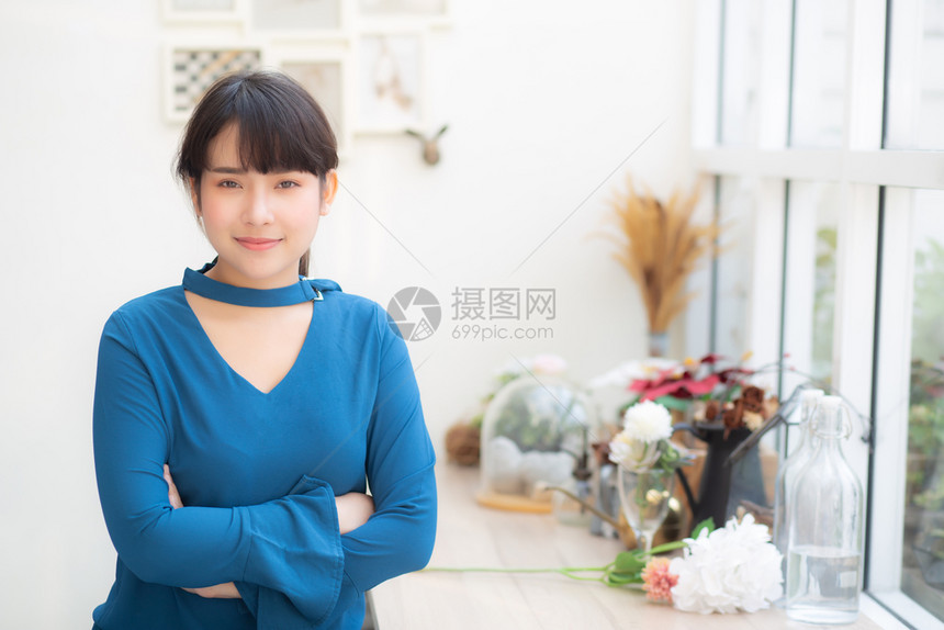 美丽的肖像年轻亚洲女人微笑坐在咖啡馆模范女孩快乐的放松和休息看相机生活方式概念图片