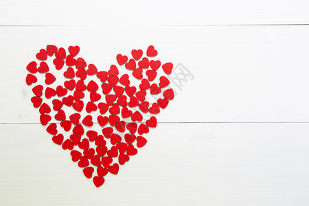 2月14日情人节红心形状与爱在木制背景上图片