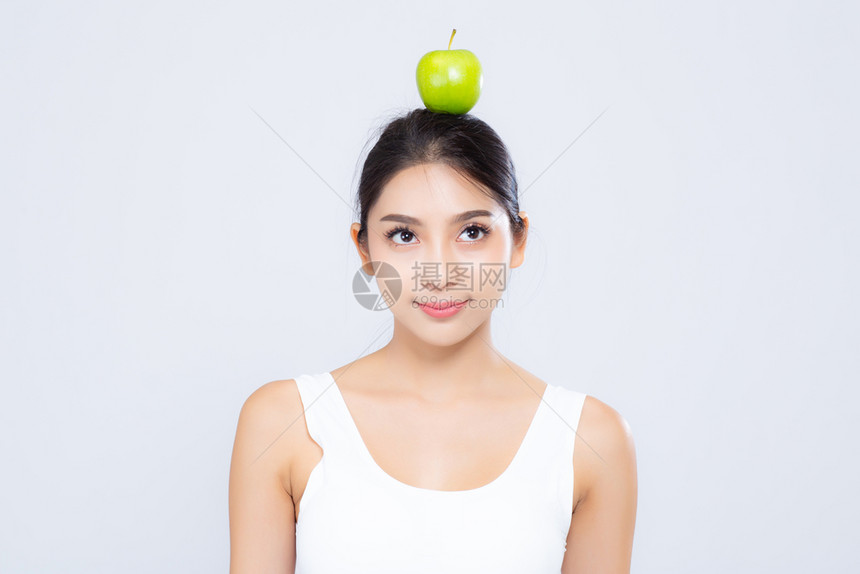 美丽的肖像女在头部饮食上微笑着绿色苹果水身体与白种背景隔绝图片