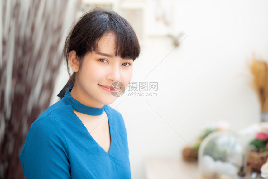 美丽的肖像年轻亚洲女人微笑坐在咖啡馆模范女孩快乐的放松和休息看相机生活方式概念图片