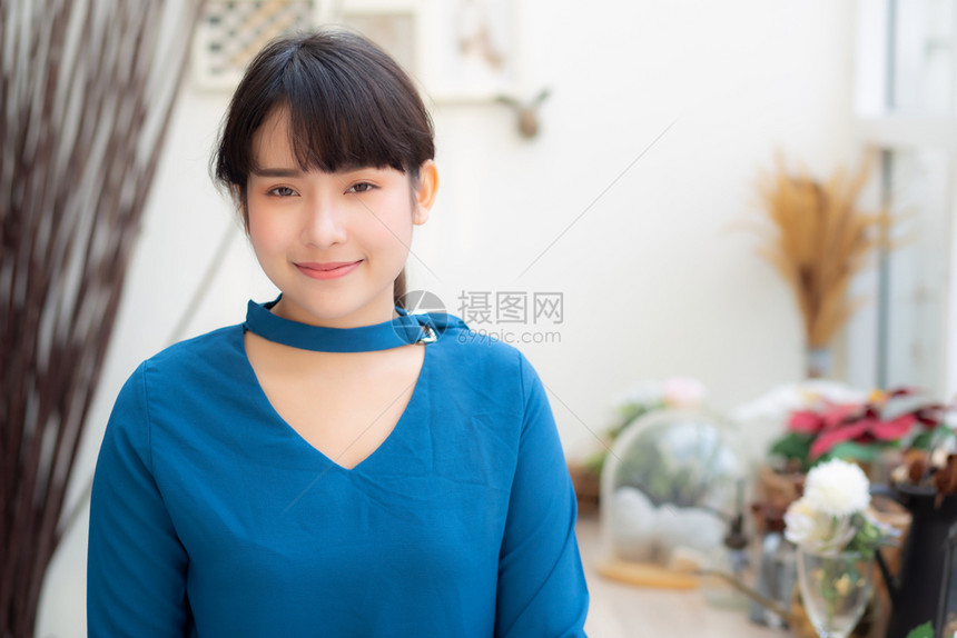 美丽的肖像年轻亚洲女人微笑坐在咖啡馆模范女孩快乐的放松和休息看相机生活方式概念图片