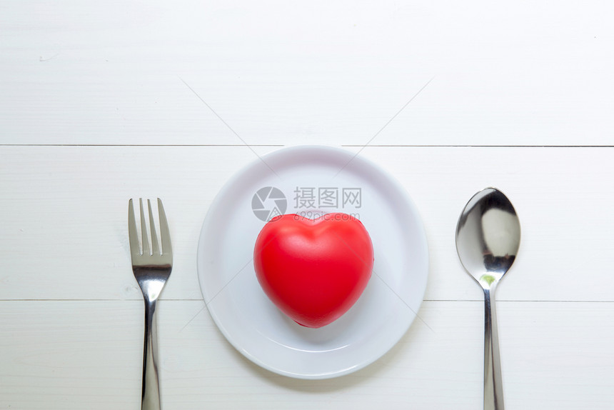 2月14日情人节红心与爱盘子勺和叉与木制背景图片