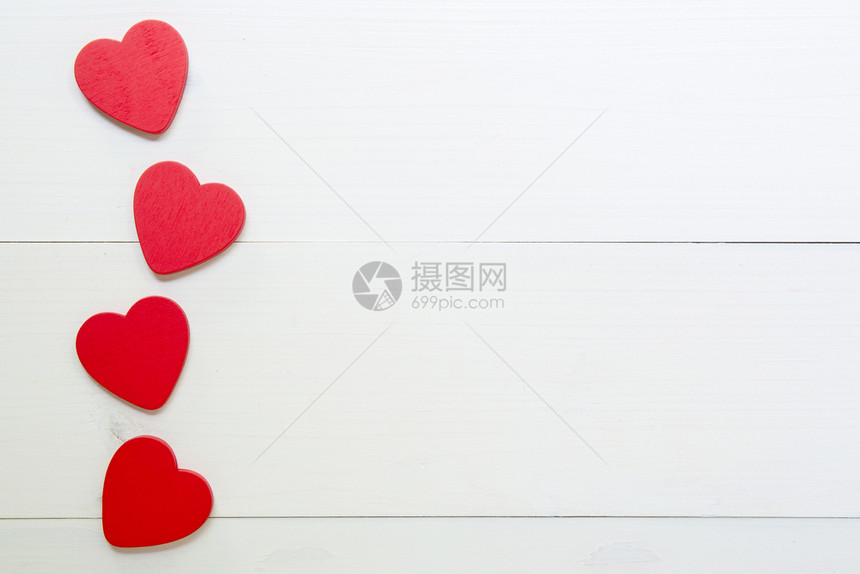 2月14日情人节红心与爱木制背景图片