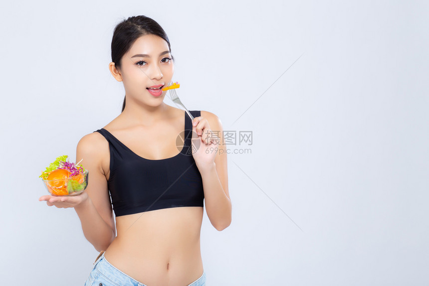 美丽的肖像年轻亚洲女人微笑着拿沙拉蔬菜食物孤立在白色背景上女孩吃素食健康保或概念图片