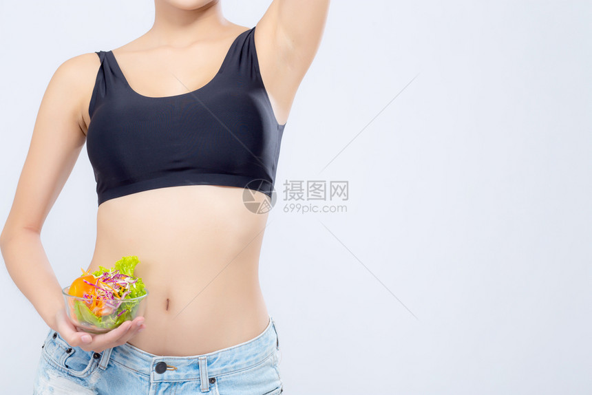 紧闭身体的美丽亚洲女持有沙拉菜食孤立在白色背景女孩触摸腰部和饮食素以健康保或概念图片