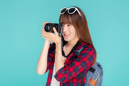 记者摄影师在夏天穿着时装旅行女孩带着摄影师爱好旅游图片