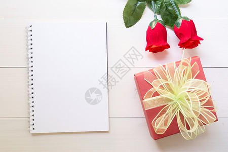 红玫瑰花笔记本和礼品盒2月14日图片