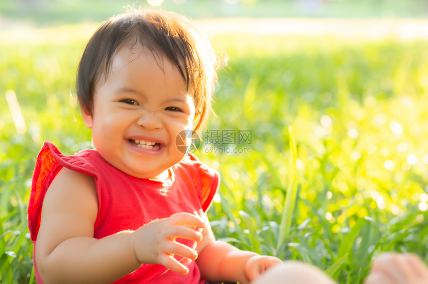 夏日公园里可爱的亚洲小女孩和子的快乐肖像从小Asia的孩子微笑和快乐在花园里放松生活方式童年概念图片