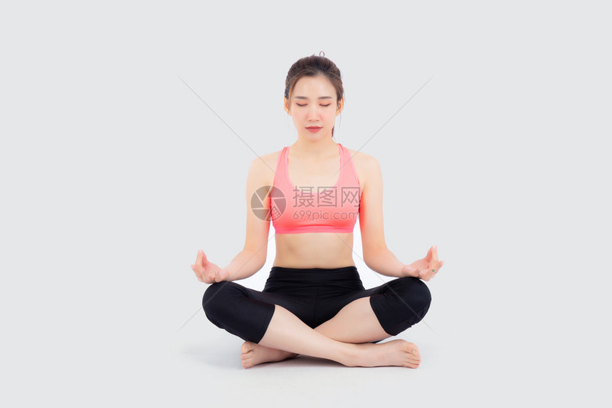 青春的女坐在瑜伽中与健身的Asiia女孩保健放松积极练习脱离白底健康和福利概念图片