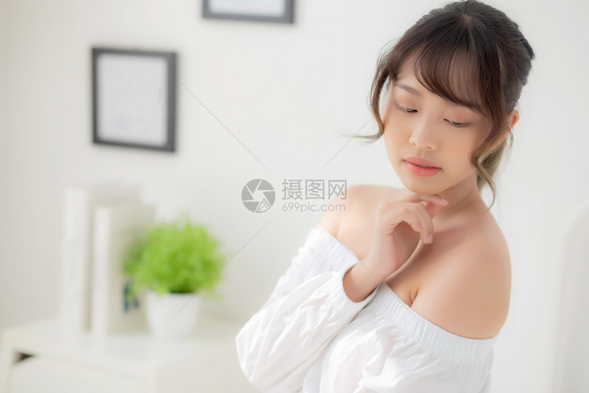 年轻健康的女人状态图片