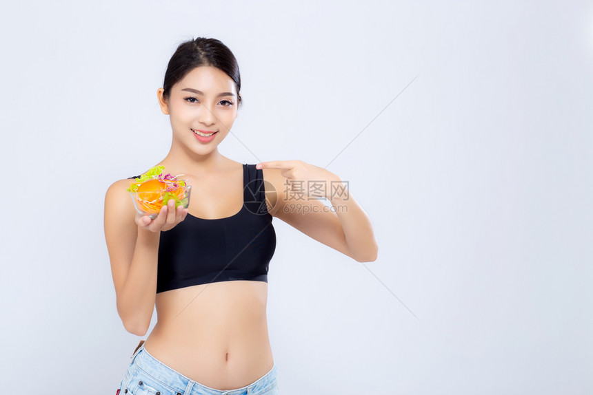 美丽的肖像年轻女微笑着拿沙拉蔬菜食物将沙拉蔬菜食物放在白色背景上女孩吃素食以健康保或概念为目的图片