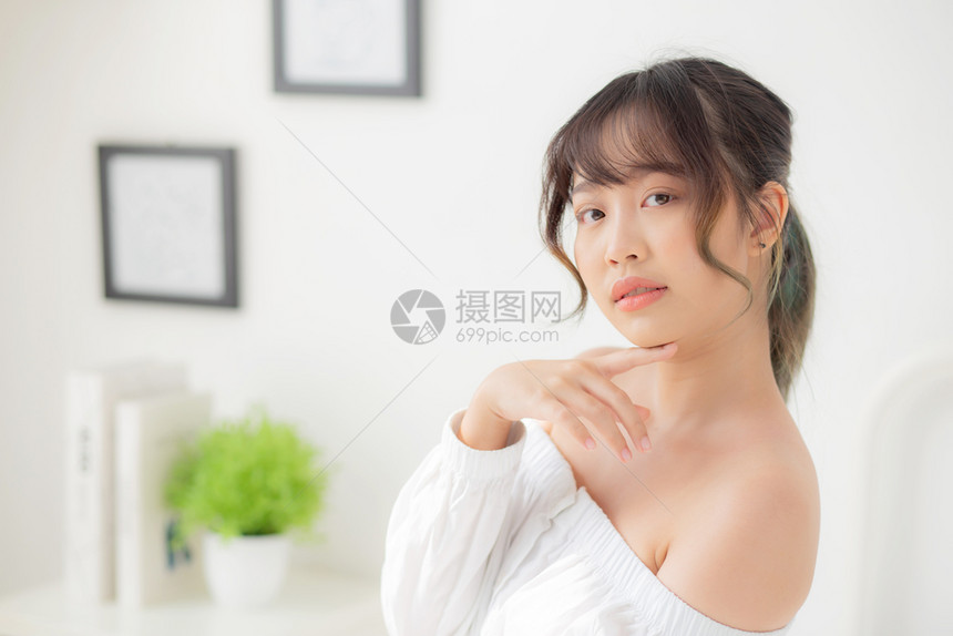 年轻健康的女人状态图片