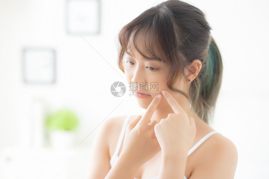 美丽的肖像年轻女卧室有肛门问题脸部美容青春治疗Asia女孩是小便担心和不高兴皮肤护理和健康的概念图片