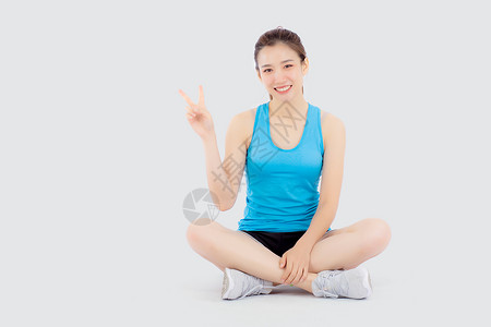 v字领美丽的肖像年轻的亚洲妇女穿着运动服满意和自信的手势手指v字孤立在白色背景上亚洲女孩有形状和健康适合健康的运动背景