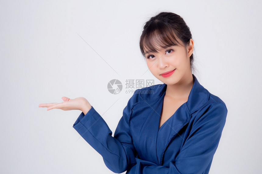 美丽的肖像年轻亚洲商业女展示和充满自信的孤立在白色背景上asia秘书或顾问商业女手掌空的广告概念图片