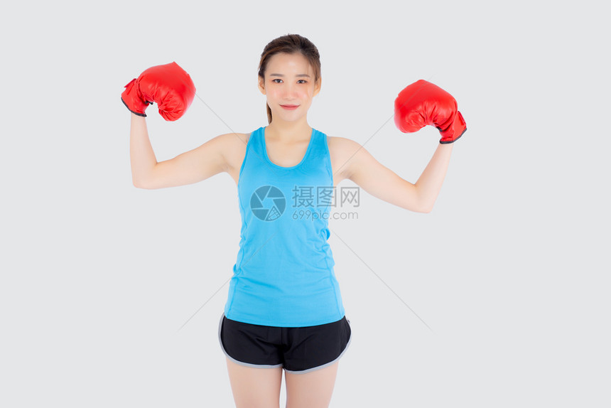 身着红拳击手套身穿红拳击手套的年轻女与白种背景隔绝图片
