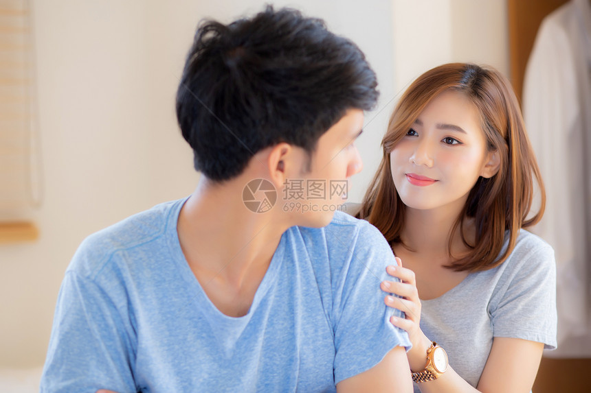 年青的亚洲夫妇问题和女人请求原谅和道歉男人在卧室感到愤怒asia妻子借口说服丈夫关系家庭和生活方式的概念图片