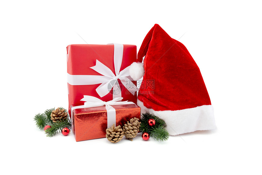 在圣诞节季和新年里有很多配松树果和帽子的礼品盒在圣诞节季和新年孤立在白色背景上生日或周年礼物组给快乐节日的概念带来惊喜图片