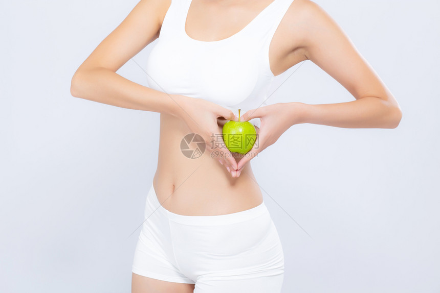 近距离接的年轻女持有绿色苹果形心脏和美丽的身体饮食与白种背景隔绝女孩体重瘦有纤维素或卡路里健康和概念图片