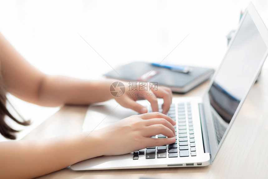 在书桌办公室与专业女孩一起使用笔记本检查电子邮件或社交网络商业和生活方式概念在笔记本电脑上工作并打字的女自由职业亚洲图片