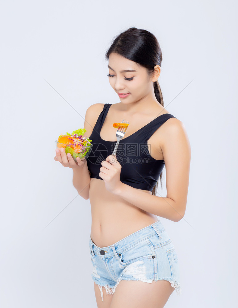 美丽的肖像年轻亚洲女人微笑着拿沙拉蔬菜食物孤立在白色背景上女孩吃素食健康保或概念图片
