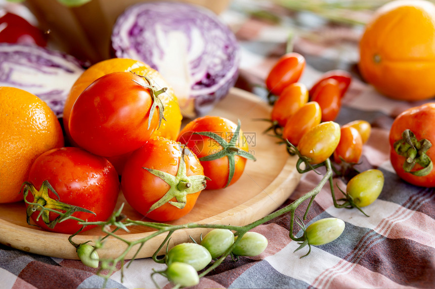 新鲜的有机生蔬菜和水果碗中的供餐桌上的沙拉素食和健康品或成分以及用复印空间烹饪健康收割用于农场营养概念的草药图片