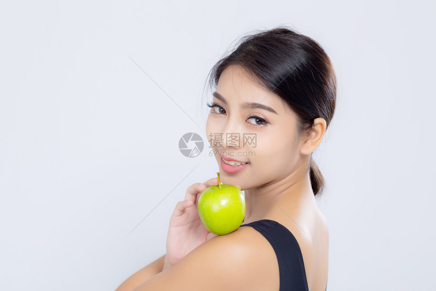 长生不老的亚洲妇女笑着拿绿苹果水和美丽的身体饮食图片