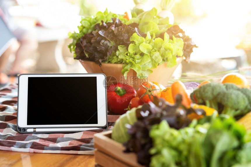 新鲜有机生蔬菜和水果碗中供沙拉和桌上的平板菜素食和健康品或成分以及用复印空间烹饪健康的草药农场收割营养概念图片