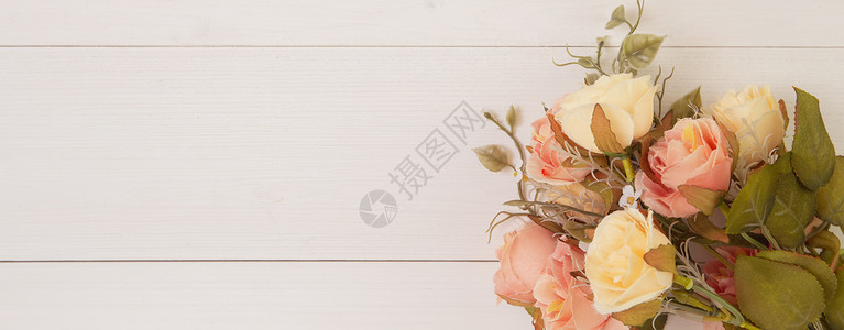 木制背景的美丽花朵浪漫母亲日或情人节春夏季自然装饰背景桌边礼花束假日概念横幅网站背景图片