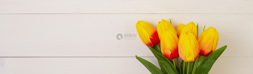 美丽的郁金香花木制背景浪漫母亲日或情人节春天夏自然装饰花束礼物在桌子上假日概念横幅网站图片