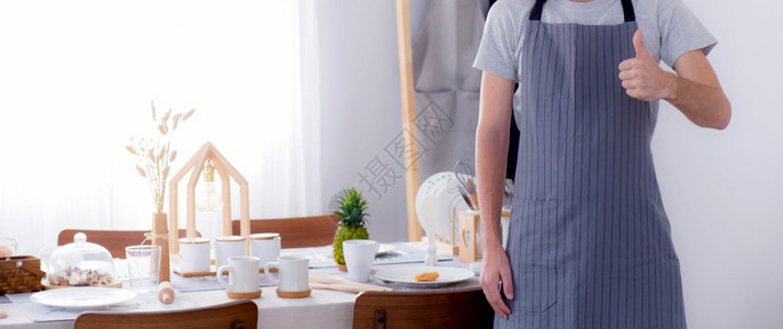 一个微笑的男厨师在房的参观标志肖像图片