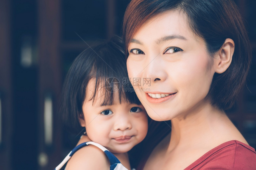 家庭与年轻亚洲母亲和女儿的肖像关系快乐妈和孩子微笑拥抱表达情感在一起父母照顾孩子生活方式概念图片