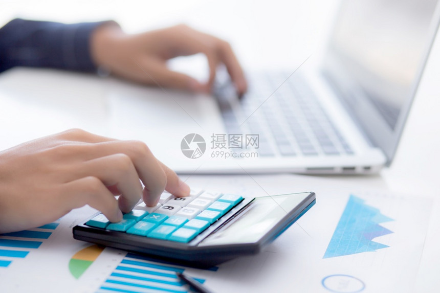 手持年轻的亚洲商人他们使用计算器进行会规划财务图表和报告统计投资和收入利润商人用图表进行分析图片