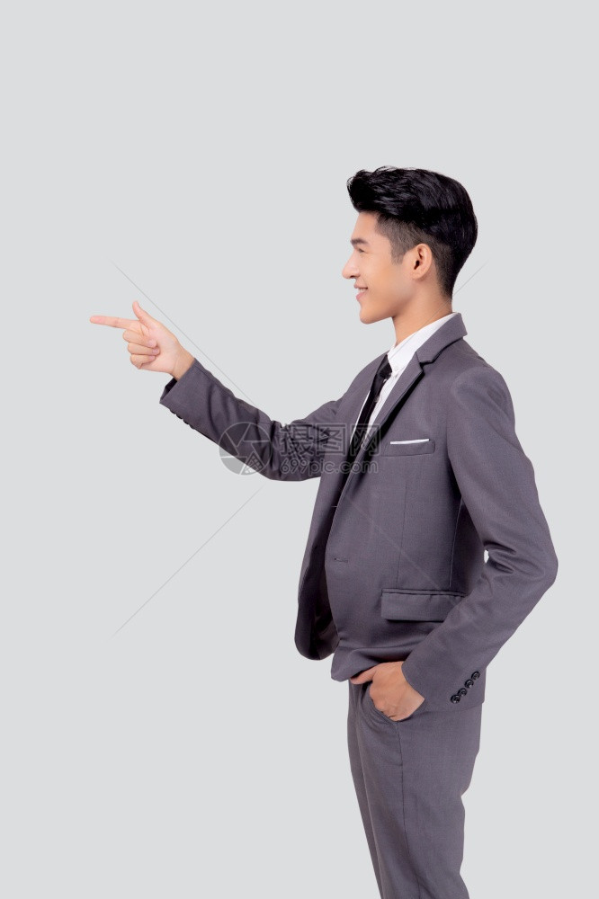 年轻的亚洲商人指向和展示孤立的白人背景广告和营销执行经理男自信地展示成功表达和情感图片