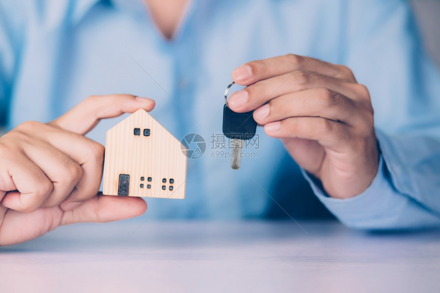 商人的手是持有关键住房保险和地产的代理人用于投资住宅和经批准贷款债务和金融商业财产概念的协议图片