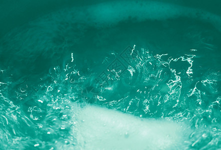绿蓝水流喷洒在背景上有用图片