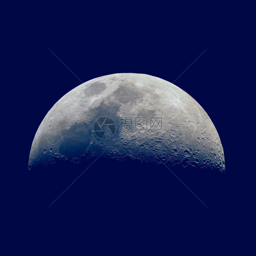 第一季度的月亮用天文望远镜暗蓝天空以望远镜看到第一季度的月亮图片