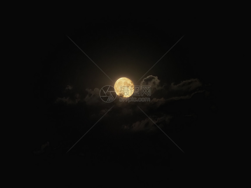 满月照亮一团云彩满月照云图片