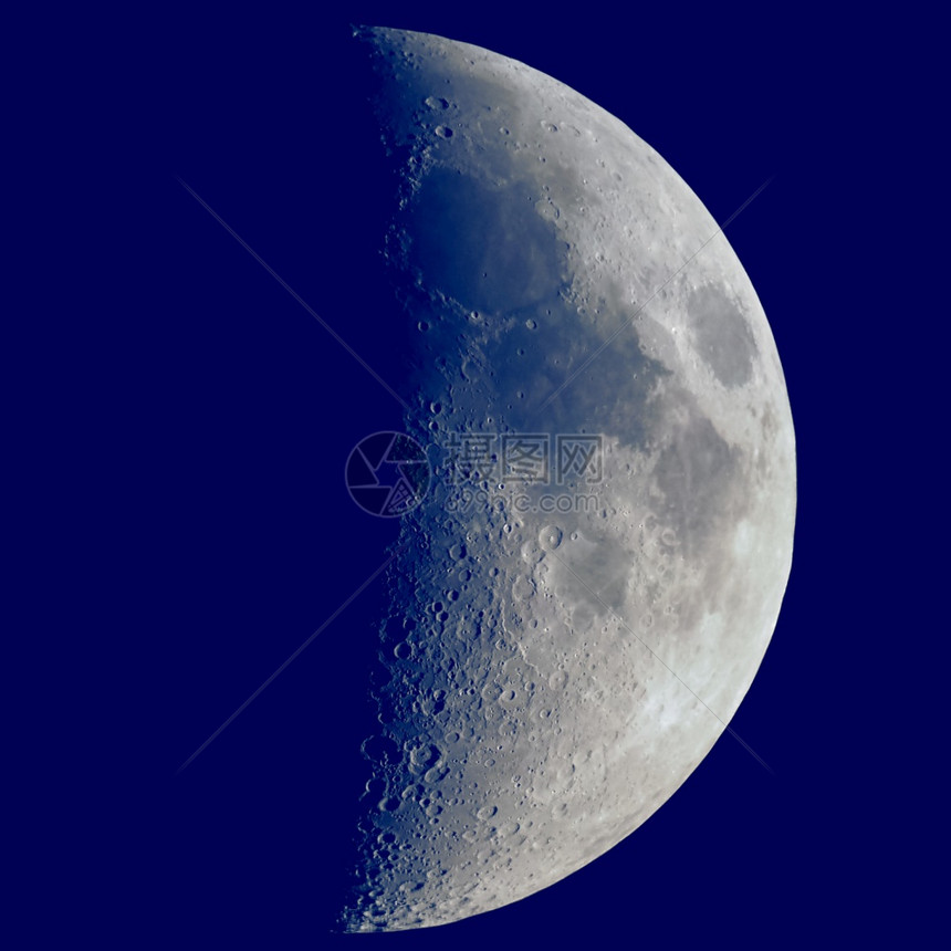 第一季度月亮以天文望远镜观测以方形的深蓝天空观测到第一季度月亮以望远镜观测到图片