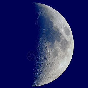 第一季度月亮以天文望远镜观测以方形的深蓝天空观测到第一季度月亮以望远镜观测到背景图片